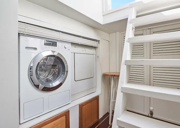 Luxurious 110m² 3br Houseboat In Centre! ספינת מלון