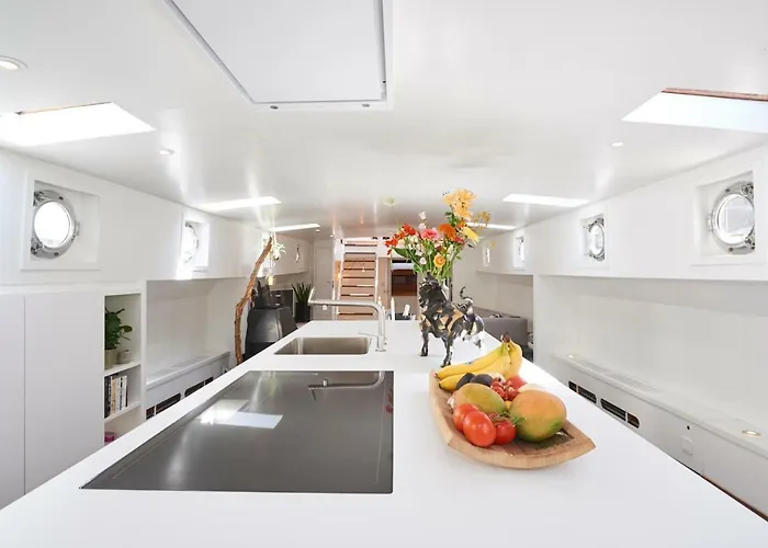 Botel Luxurious 110m² 3br Houseboat In Centre! Amsterdam