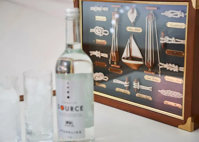 Luxurious 110m² 3br Houseboat In Centre! ספינת מלון