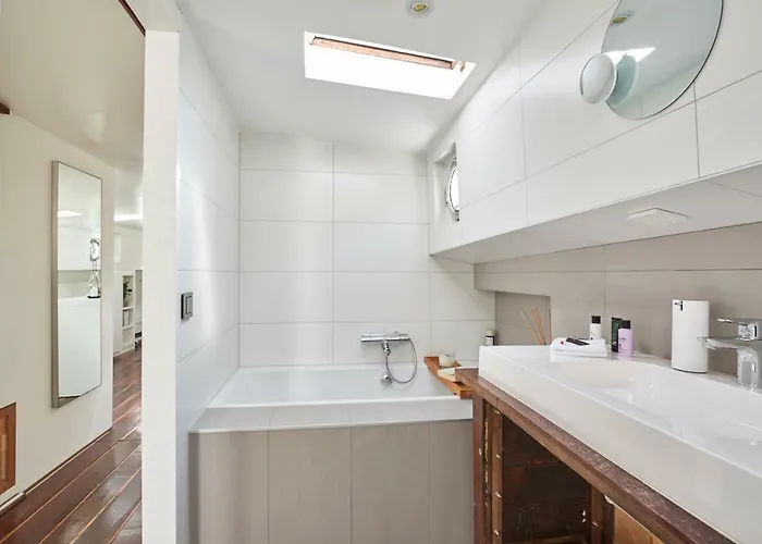 Luxurious 110m² 3br Houseboat In Centre! ספינת מלון *