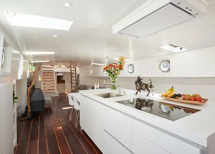 Hotel en barco Luxurious 110m² 3br Houseboat In Centre!